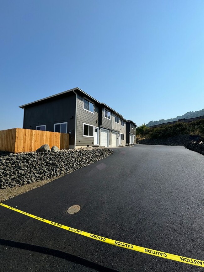 Building Photo - New 3 bedroom 2 1/2 bath home townhome on ...