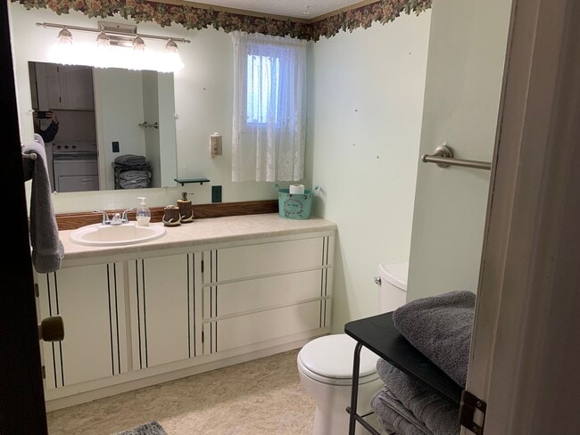 Building Photo - Great 4 bed 2 bath Mobile