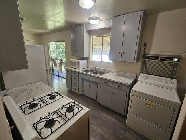 Building Photo - 3 Bedroom 1 Bathroom Home For Rent in Tehama!