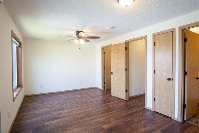 Building Photo - Great Piedmont 3 Bdr Townhouse w/Fireplace, DW + Garage!