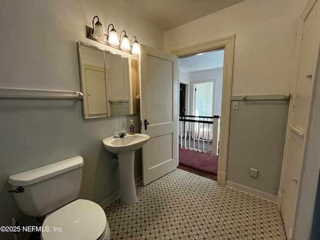 Building Photo - 1924 Arcadia Pl