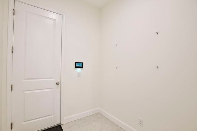 Building Photo - Elegant 5-Bedroom Pool Home for Rent in Sa...
