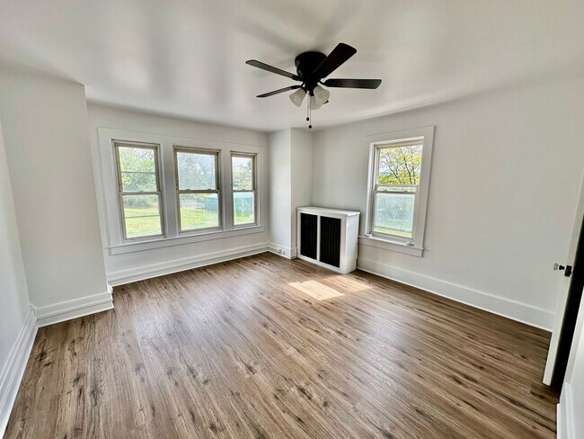Building Photo - Large end of row 3 bedroom home located in...