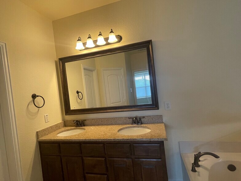 Master bath - 434 Needham Dr