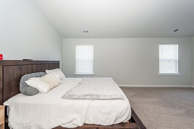 Building Photo - 3 Bedroom, 2.5 Bathroom Townhome in Caroli...