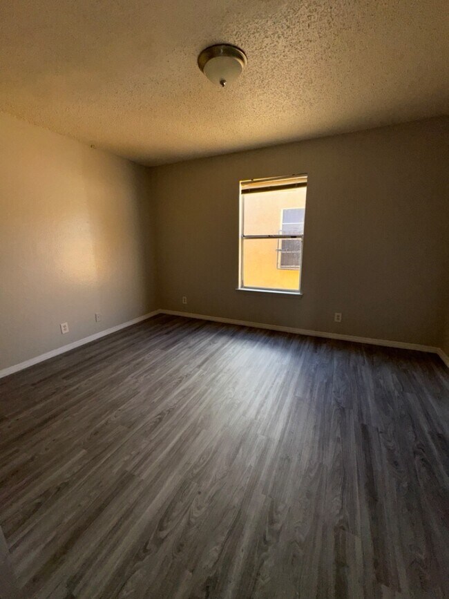 Building Photo - 916 San Pedro Dr SE