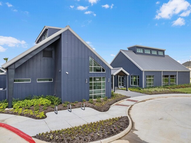 Building Photo - 7727 Pleasant Crst Dr