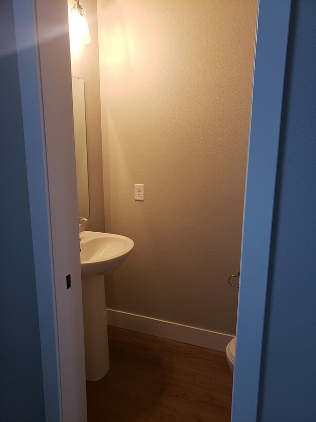 Building Photo - Ravishing 2 bed 2 1/2 bath condo in Annafield subdivision