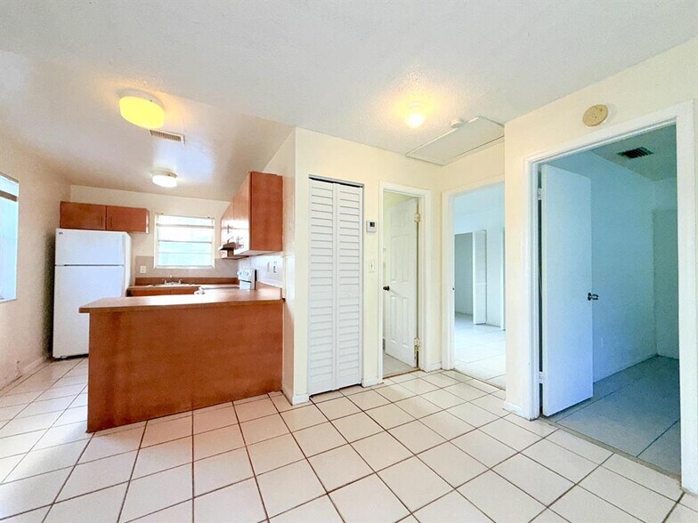 Building Photo - 800 NE 14th St