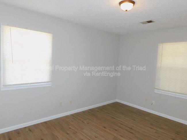 Building Photo - 4921 Chaucer Dr