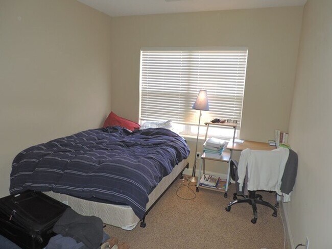Building Photo - $2000 | 3 Bedroom, 2 Bathroom Condo | No P...