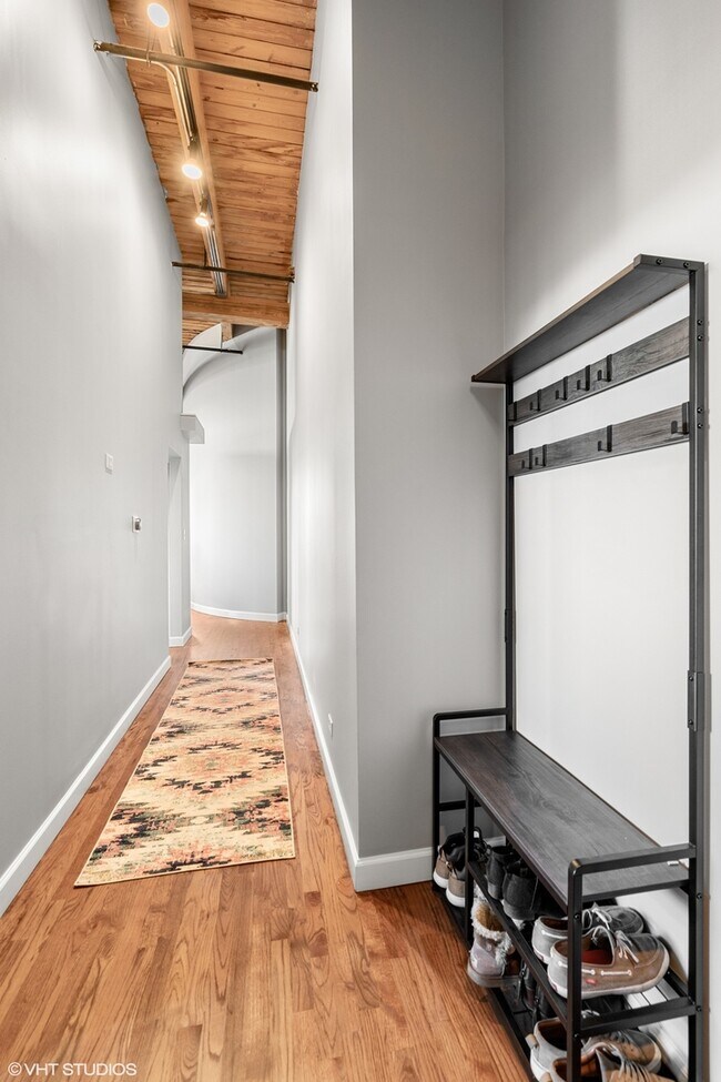 Building Photo - 1259 N Wood St