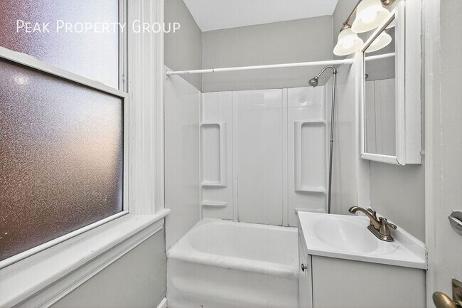 Building Photo - 2359 Stratford Ave