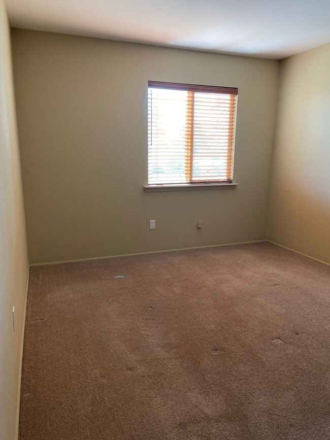 Building Photo - 937L Country Club Dr