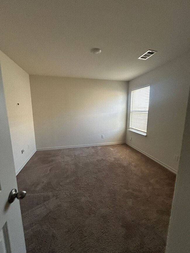 Building Photo - 4BR SFR w/ 2,198 Sq Ft near Downtown Elgin