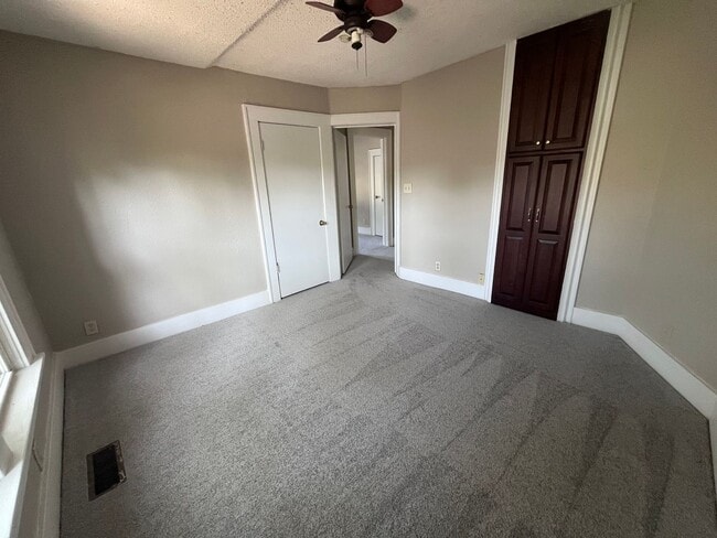 Building Photo - 4 Bedroom / 2 Bath House