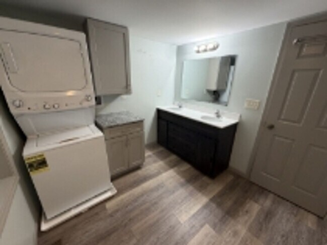 Building Photo - AVAILABLE FOR SHOWING !!! 4BR / 1.5BA.