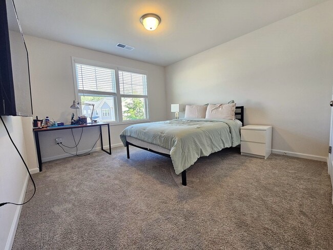 Building Photo - 698 Oak Br Pl