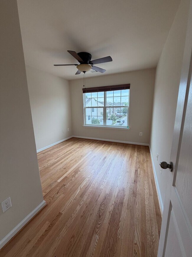Building Photo - Mockingbird Cr Townhouse Available!!!