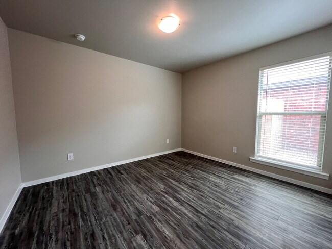 Building Photo - "Charming 3-Bedroom Home with 2 Full Baths in Lubbock – Spacious 1655 Sq Ft Retreat on North Texa...