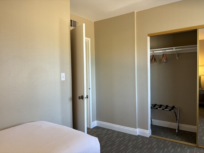 Building Photo - 2-Story, 2-Bedroom, Furnished/Unfurnished Condo For Rent