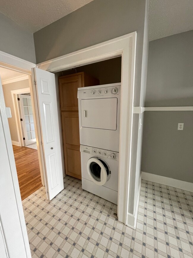 Building Photo - 2318 Storm St