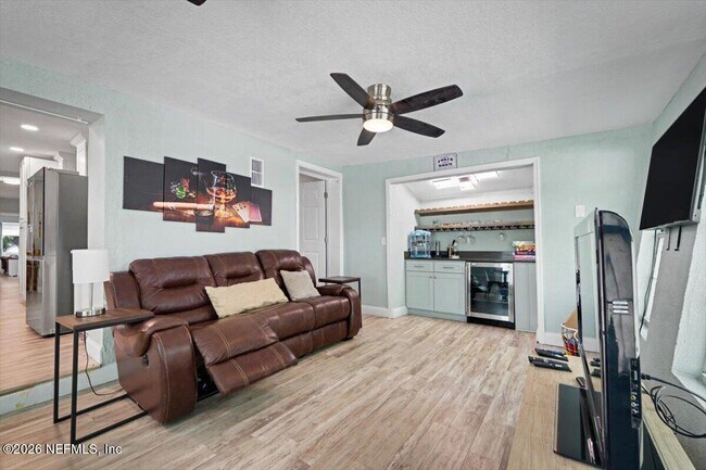 Building Photo - 719 S Shores Rd