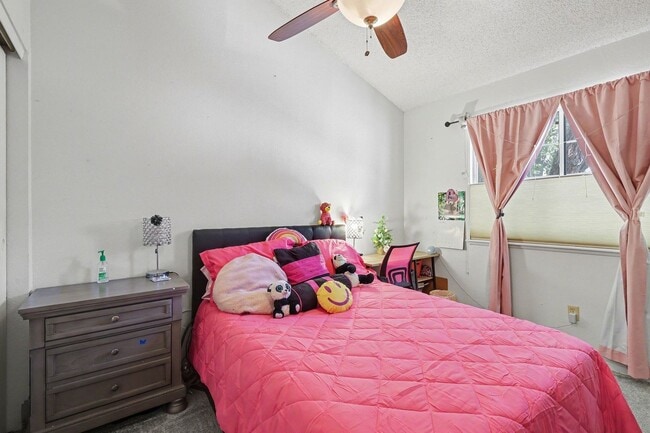 Building Photo - Updated 2 bed 2.5 bath End Unit Townhome in Lochmoor!