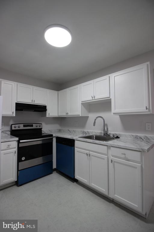 Building Photo - 2432 Glengyle Dr