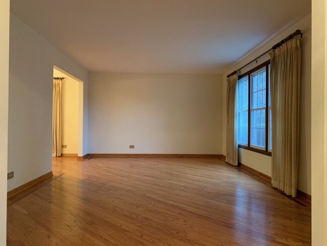 Building Photo - 62 E Fox Hill Dr