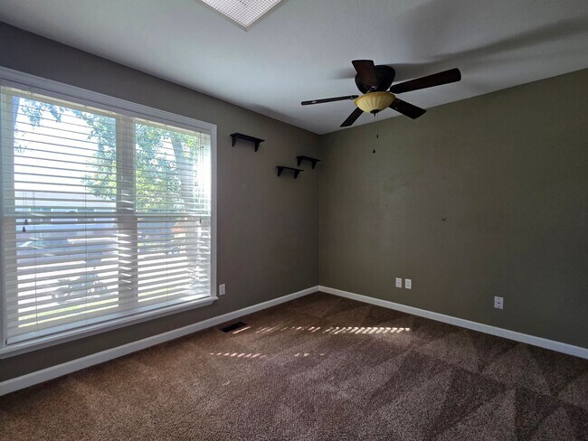 Building Photo - 3 Bedroom 2 Bathroom House With Huge Backy...