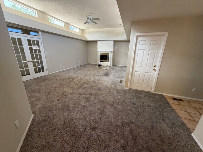 Building Photo - Spacious 3-Bedroom
