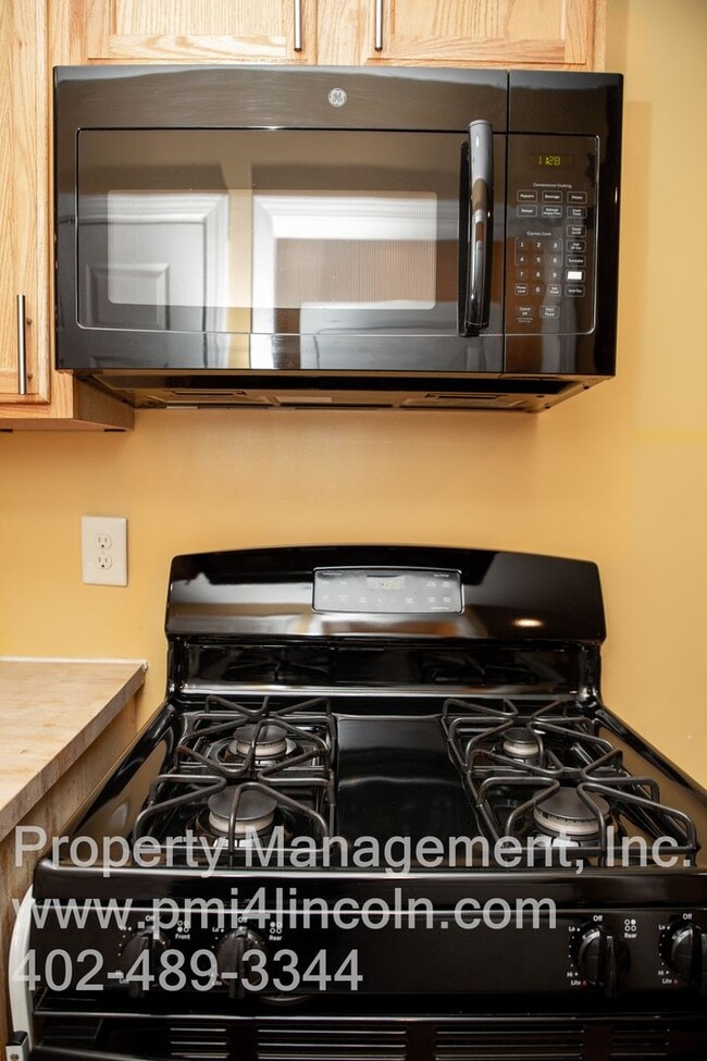 Building Photo - Remodeled, Furnished 1 Bedroom Apartment Available Now!