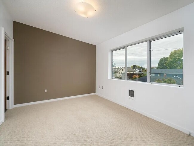 Building Photo - 38 NE Going St