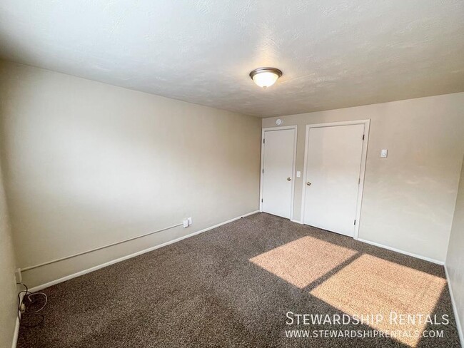 Building Photo - 2 Bd in Prime Campus Location!