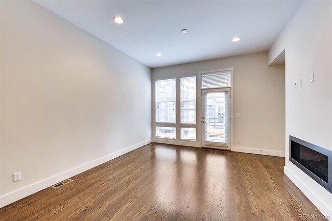 Building Photo - Immediate Availability! Stunning Modern lu...