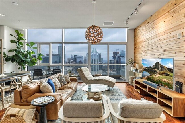 Building Photo - 555 E 5th St