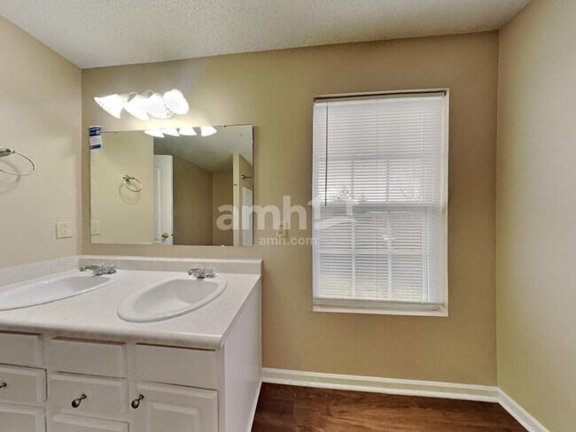 Building Photo - 10935 Parker Dr