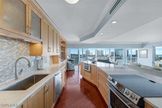 Building Photo - 250 Park Shore Dr