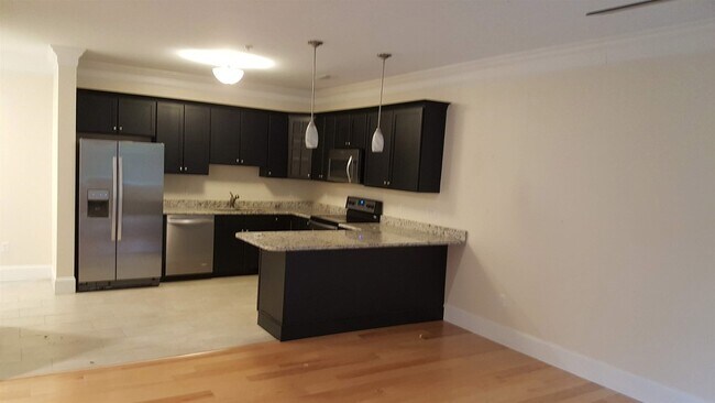 Building Photo - 2 Silver St