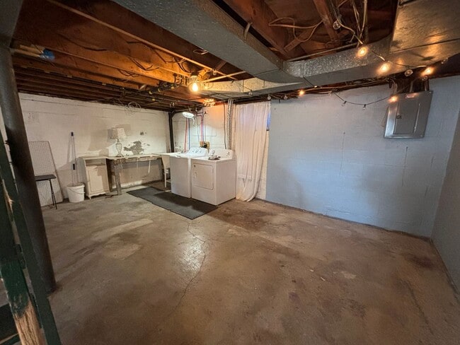 Building Photo - 4 Bedroom Home in Pleasant Hills! - Availa...