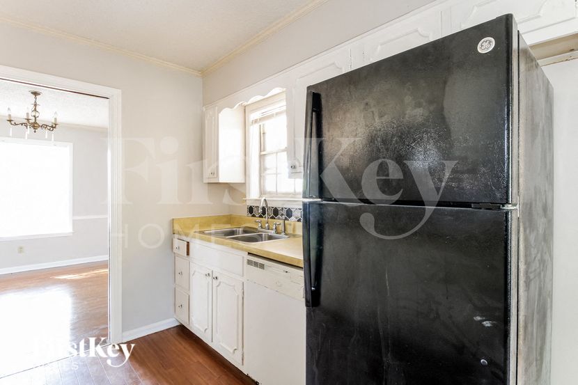 Building Photo - 4560 Parkwood Rd