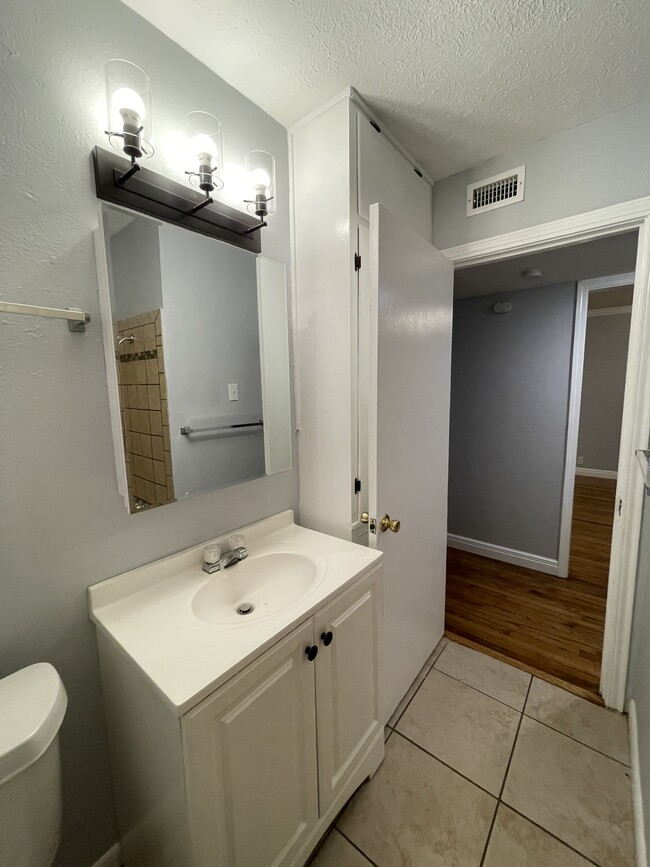 Building Photo - 4434 Kirkwood Dr