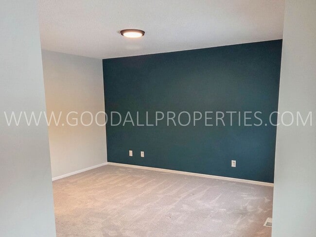Building Photo - 2 Bedroom Townhome in Gated Community in West Des Moines!!!