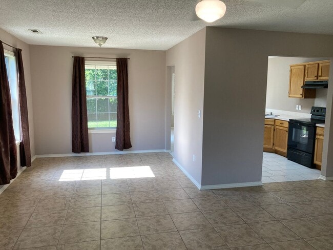 Building Photo - 3 Bed / 2 Bath Extremely close to Wedington Exit! Pre-leasing for Aug 10 Move-in!