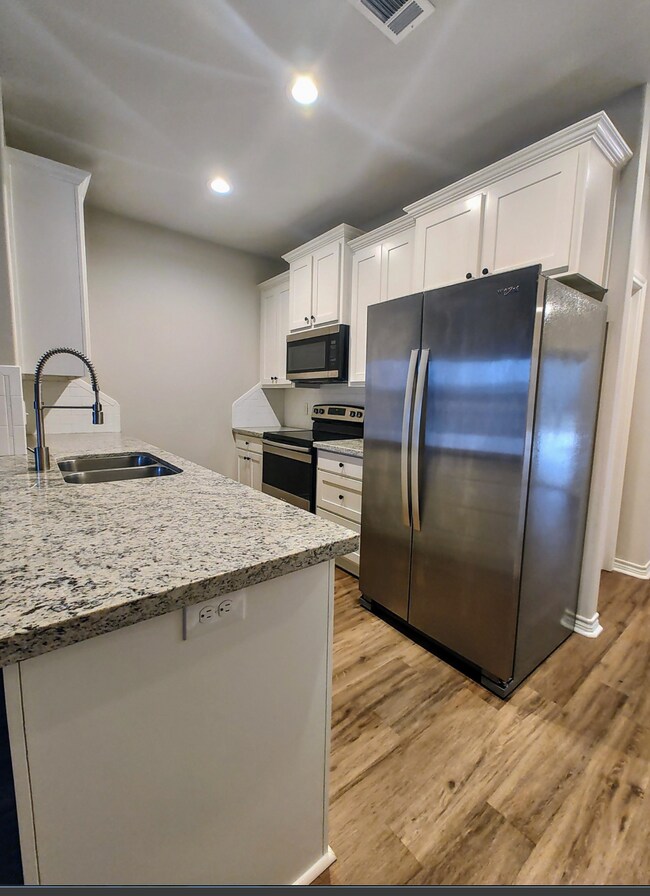 Building Photo - 5670 Shadowbend Cir N