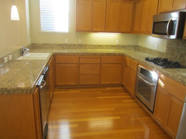 Building Photo - SPACIOUS 3 BEDROOM, 3.5 BATHROOM TOWNHOUSE...