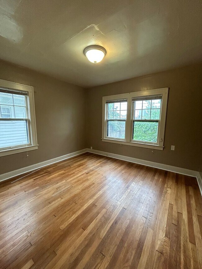 Building Photo - 3 BED 1.5 BATH HOME near UMKC! $1700.00!!!