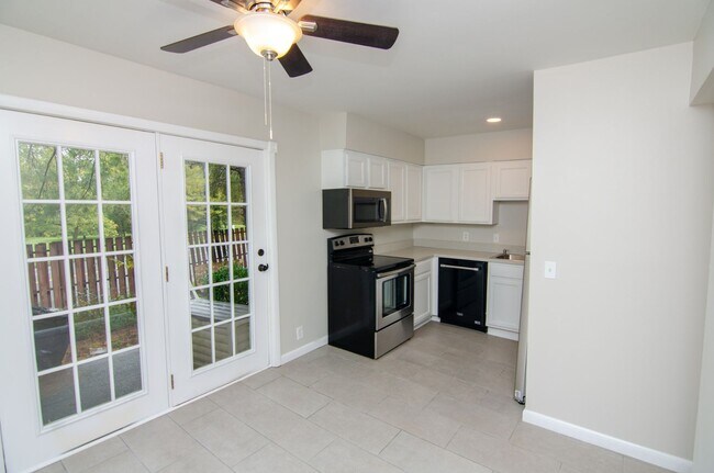 Building Photo - Newly remodeled condo