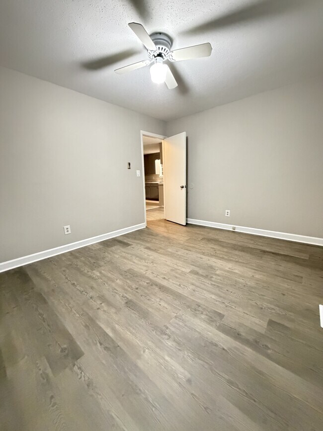 Building Photo - 91 Creswell Dr NE